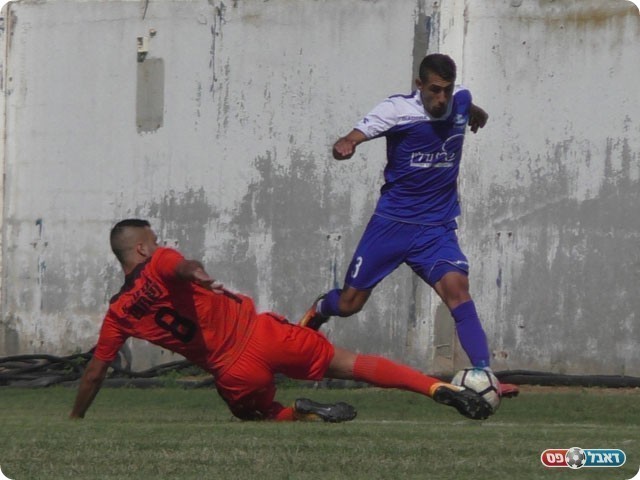 מלחמה של שחקני כפר שלם